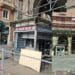 Cagliari: addio alla storica edicola abbandonata sotto i portici tra via Roma e via Sassari: “finalmente” avviata la rimozione