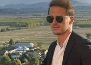 Lastra di metallo lo travolge mentre è alla guida: muore un medico di 38 anni