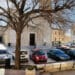 Sinnai, il piazzale della chiesa trasformato in parcheggio i giorni della messa
