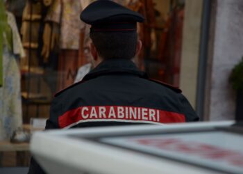 Cagliari, delirio in viale La Playa: ruba al supermercato e prende a calci e testate gli addetti alla sicurezza