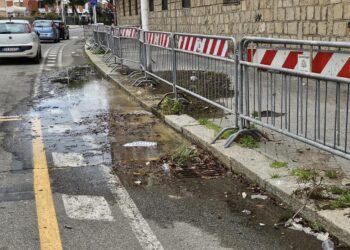 Al Cep situazione da terzo mondo: un fiume d’acqua da mesi, transenne da un anno, cittadini barricati e disperati