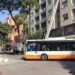 Cagliari, autobus bloccato per due ore nell’inferno di via Dante: il bus tra i cantieri non riesce a svoltare, passeggeri infuriati