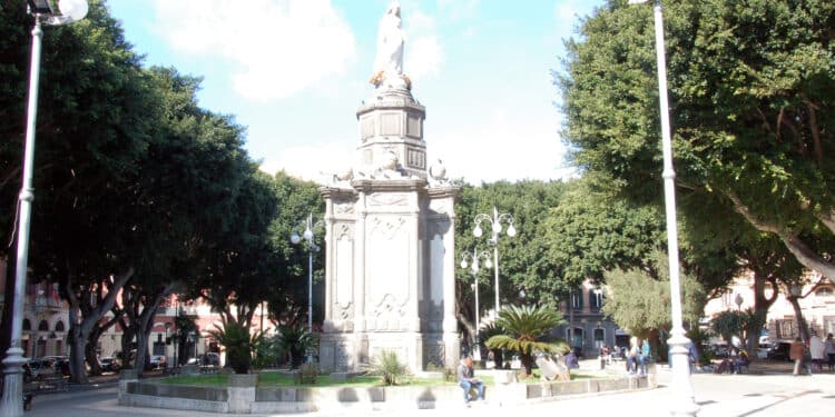 Cagliari, degrado e abbandono: piazza del Carmine off limits per i cittadini