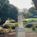Cagliari, ai Giardini Pubblici la vergogna delle statue decapitate mentre i senzatetto occupano la strada (VIDEO)