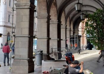 Cagliari, è allarme delinquenza nel centro storico ma i Progressisti vogliono togliere il divieto di accattonaggio e bivacco
