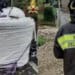Ecoballe cadono da un camion e travolgono un gruppo di ciclisti: morto un 49enne