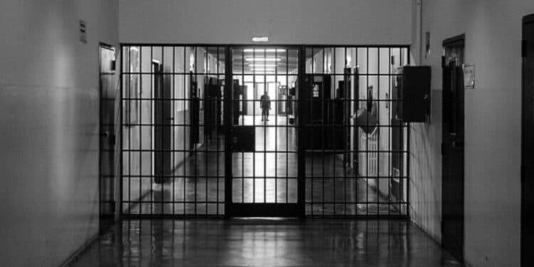 Cagliari, violenza e paura al Santissima Trinità: un detenuto aggredisce medici e agenti