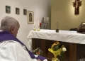 Papa Francesco sarà dimesso domani: lo attendono due mesi di convalescenza