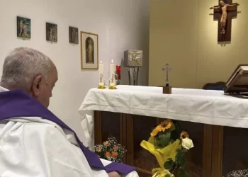 Papa Francesco sarà dimesso domani: lo attendono due mesi di convalescenza