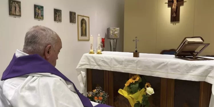 Papa Francesco sarà dimesso domani: lo attendono due mesi di convalescenza