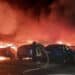 Grosso incendio alla concessionaria Tesla: distrutte 17 auto