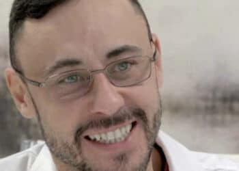 Assolda un uomo per spezzare le mani al figlio chirurgo perché omosessuale: condannato per danno biologico