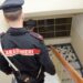 Pugni, calci, insulti e minacce davanti al figlio piccolo: arrestato 24enne a Villasimius