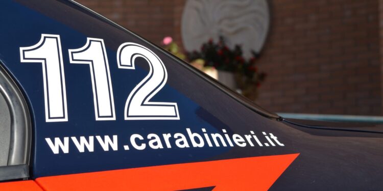 Gesturi, ubriaco in pieno giorno molesta i passanti e intralcia il traffico: denunciato 60enne
