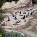 Cagliari, quanta voglia di primavera e di mare: la spiaggia di Calamosca invasa dai bagnanti