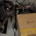 La vergognosa discarica davanti al consiglio regionale di Cagliari, il Comune dov’è? Mobili, spazzatura e sedie da pc (VIDEO)