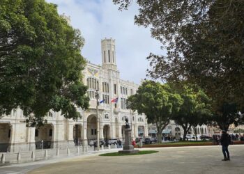 Cagliari, la stangata dei parcheggi dopo la Vespiglia: “Due ore, cinque euro e 40: da sempre Zedda odia gli automobilisti”