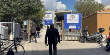 Mercato provvisorio di Piazza Nazzari, diminuisce l’affluenza della prima settimana e qualche box resta ancora chiuso (VIDEO)