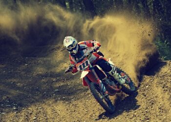 Pericolosa caduta durante lo show del motocross, gravissimo un ragazzo di Guspini: si prega per Riccardo Pittau