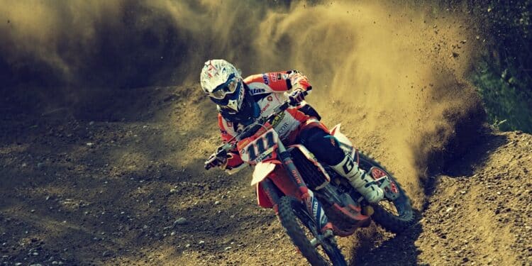 Pericolosa caduta durante lo show del motocross, gravissimo un ragazzo di Guspini: si prega per Riccardo Pittau