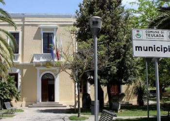 Teulada, il sindaco tace sulla revoca dell’assessora: la minoranza chiede di convocare il consiglio