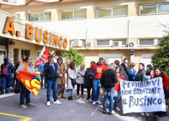All’Oncologico esplode la contestazione, slogan e striscioni di rabbia: “Fermatevi! Non ammazzate il Businco”