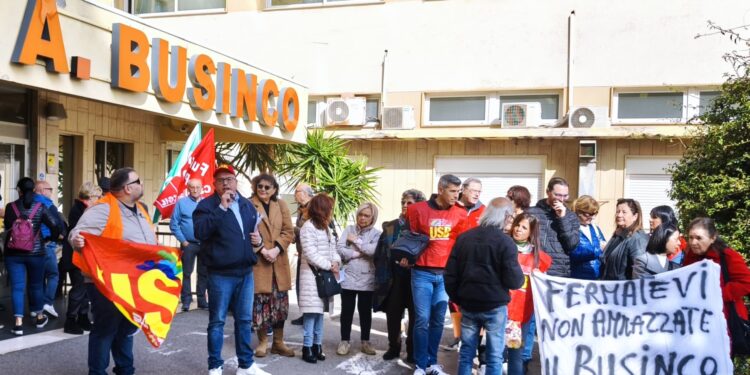 All’Oncologico esplode la contestazione, slogan e striscioni di rabbia: “Fermatevi! Non ammazzate il Businco”