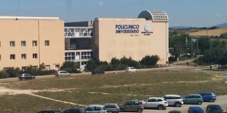 Monserrato, allarme nei parcheggi del Policlinico: “E’ tornato il bresciano distinto, si aggira chiedendo un passaggio o dei soldi per il taxi”