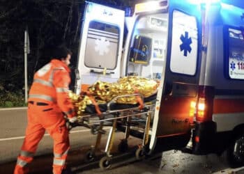 Precipitano dal tetto di un casolare: morto un 14enne, gravissimo l’amico 13enne
