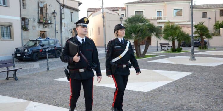 Punta la pistola contro il vicino che lo prende a bastonate, 67enne in carcere a Uta