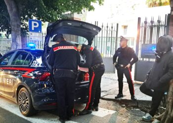 Cagliari, minacce e intimidazioni agli automobilisti: allontanati 12 parcheggiatori abusivi stranieri a Stampace