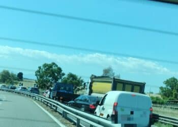 Cagliari, un’auto si ribalta paurosamente sulla statale 554: il traffico va in tilt, momenti di paura