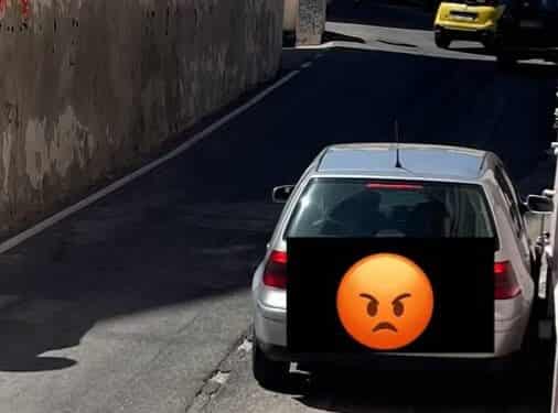 Cagliari, auto parcheggiate dove capita senza rispetto per i cittadini