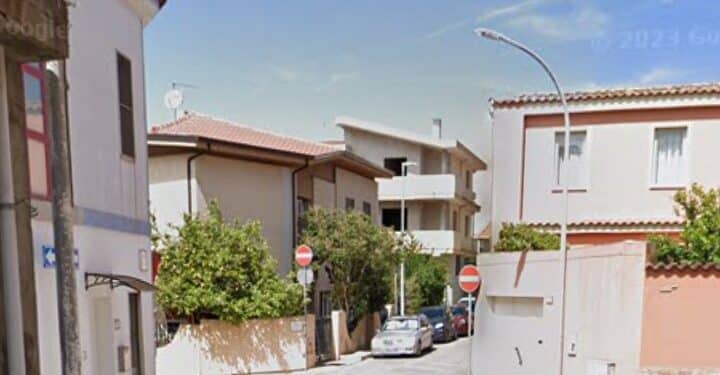 Sestu, rischia di essere travolta da un’auto assieme al figlio: “I nuovi stop non vengono rispettati”