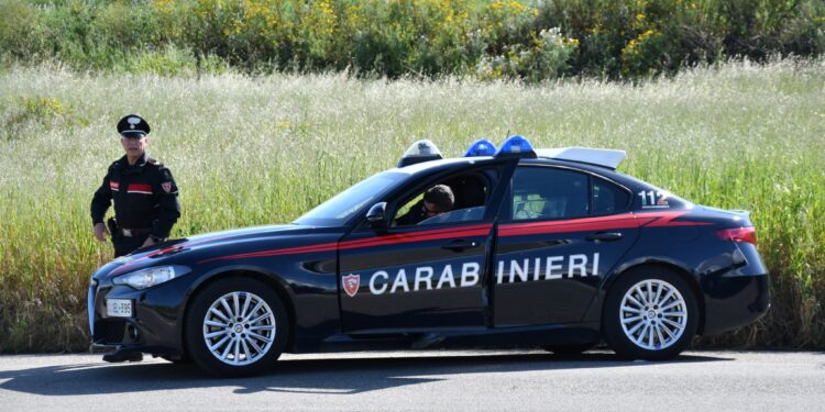 Per una lite sui confini dei terreni a Lunamatrona aggredisce i carabinieri a pugni e con una pinza
