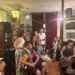 Acoustic Vibes, spettacolare concerto da Karl Heinz: cover a squarciagola nella notte (VIDEO)