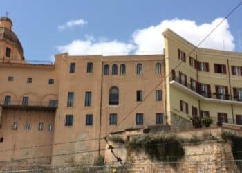 Centrodestra all’attacco sull’Ex Scuola Manno: “Occupazione fuori controllo e pericolo per i cittadini”