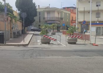 Pirri, via Filzi ancora chiusa dopo la fine della scuola: “Una follia, la città si vive anche con l’auto”