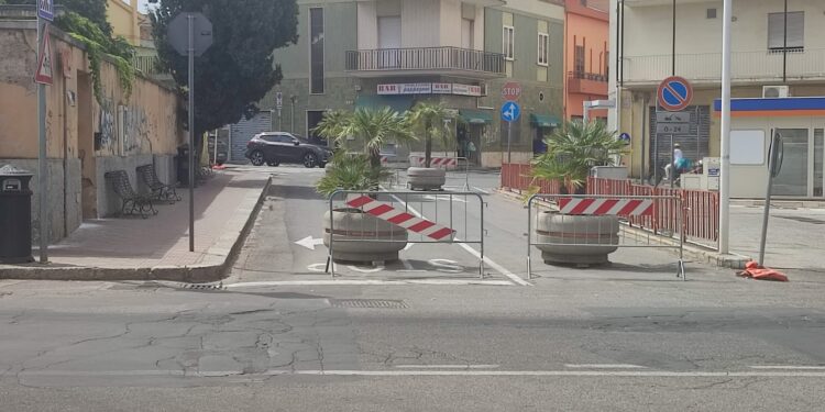 Pirri, via Filzi ancora chiusa dopo la fine della scuola: “Una follia, la città si vive anche con l’auto”