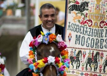 Morto il cavaliere caduto durante la processione: addio a 57 anni a Fabrizio Maccioni