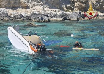 Cagliari, un natante si rovescia con 4 persone a bordo a Cala Fighera: salvati dai sommozzatori