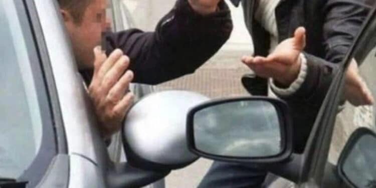 La “truffa dello specchietto” non  passa mai di moda: diverse persone sono state raggirate da chi finge un danno al proprio veicolo per estorcere soldi