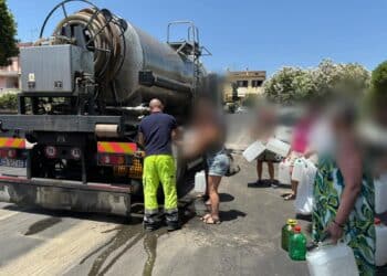 Acqua, ancora disagi da Sarroch a Chia: tornano le autobotti di Abbanoa