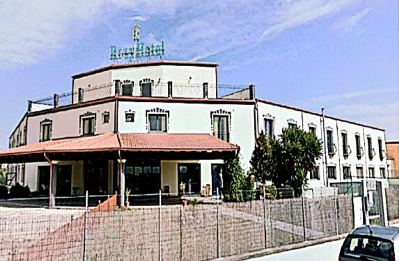Sanluri, vandali e ladri fanno crollare il prezzo del Rosy Hotel