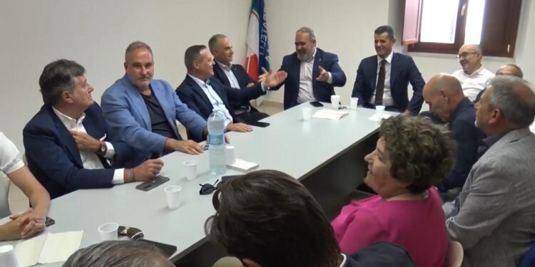 Il centrodestra si prepara alle regionali e cerca il candidato presidente per la Sardegna: “Con Todde un anno disastroso”