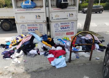 Cagliari, scempio in via Castiglione: raccolta abiti usati o discarica a cielo aperto?
