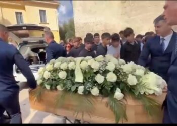 L’ultimo saluto a Mariano: rose bianche sulla bara, lacrime e tanto dolore