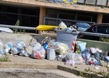 Sestu, Cortexandra sommersa dai rifiuti: “Marciapiedi impraticabili e rischio per i residenti”