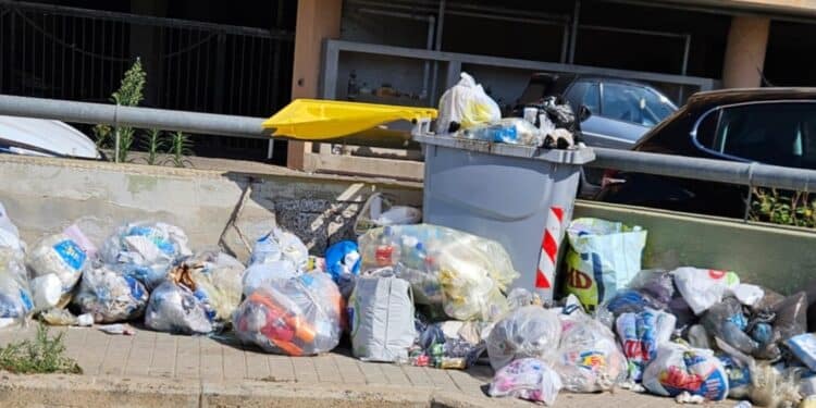 Sestu, Cortexandra sommersa dai rifiuti: “Marciapiedi impraticabili e rischio per i residenti”
