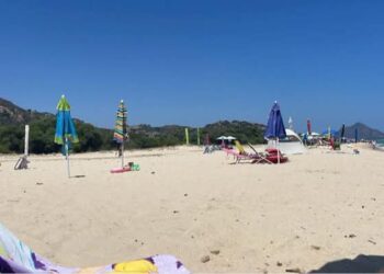 A Costa Rei spiaggia occupata all’alba con gli ombrelloni, monta la protesta tra i bagnanti: “Così si toglie lo spazio agli altri”